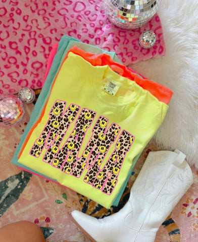Smiley leopard mama tee